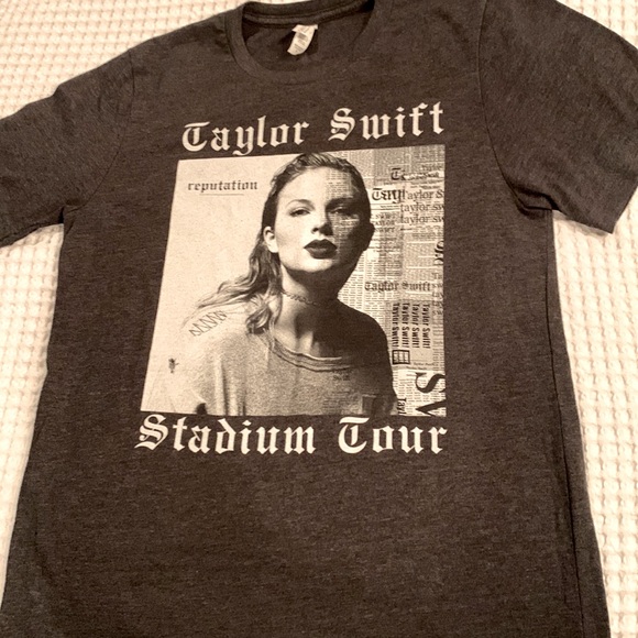 Taylor Swift Reputation tour Tshirt. Never worn. Small - Picture 1 of 5